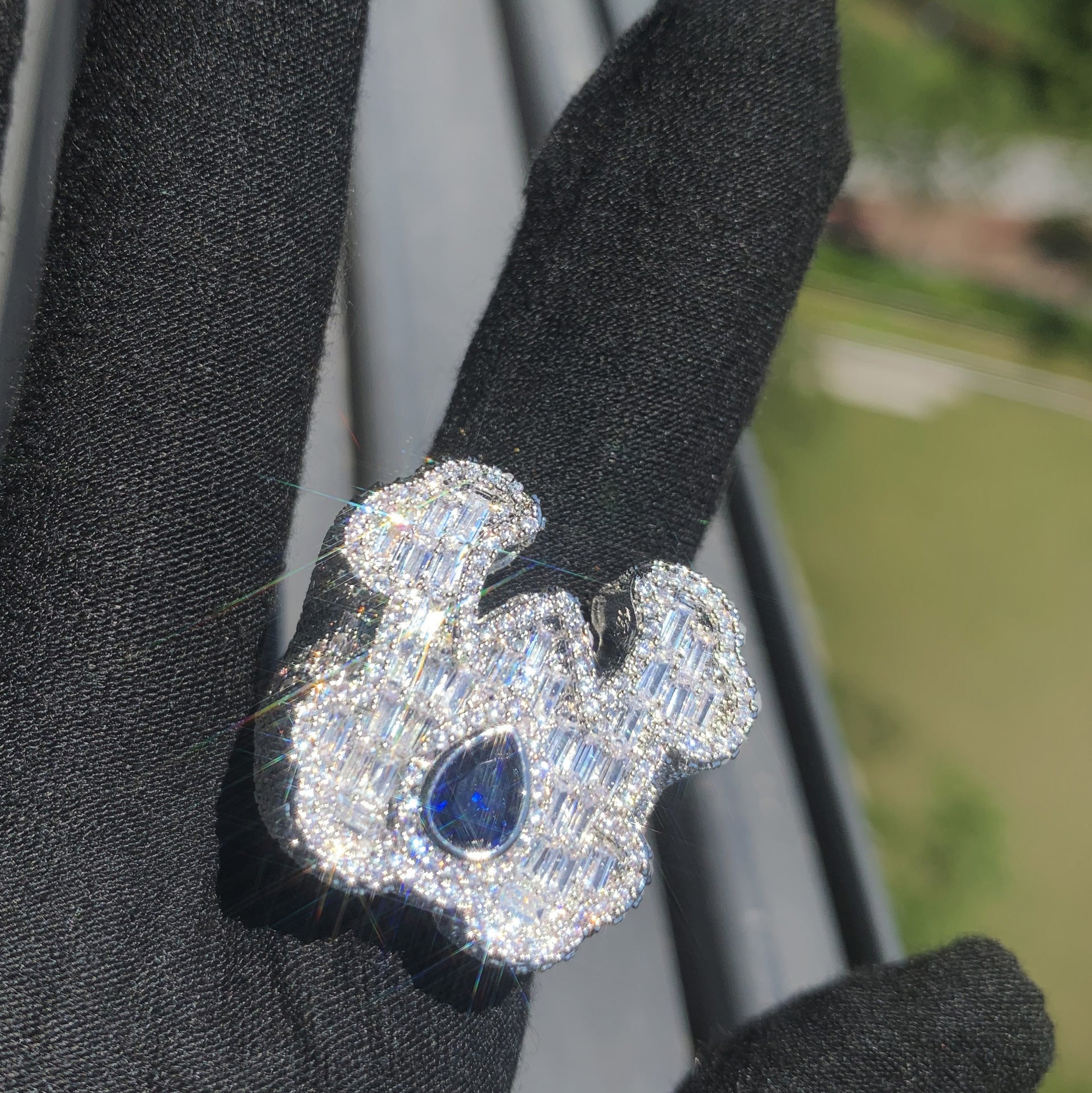 Listen to Jie European and American hip hop copper inlaid T square zircon ring men's personality fashion trend blue water drop letter ring